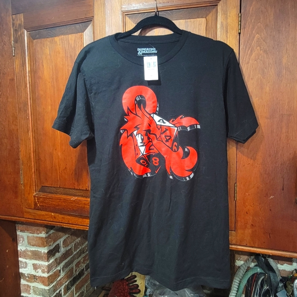 NWT Hot Topic Dungeons & Dragons Dice and Dragon T-Shirt Size Medium
